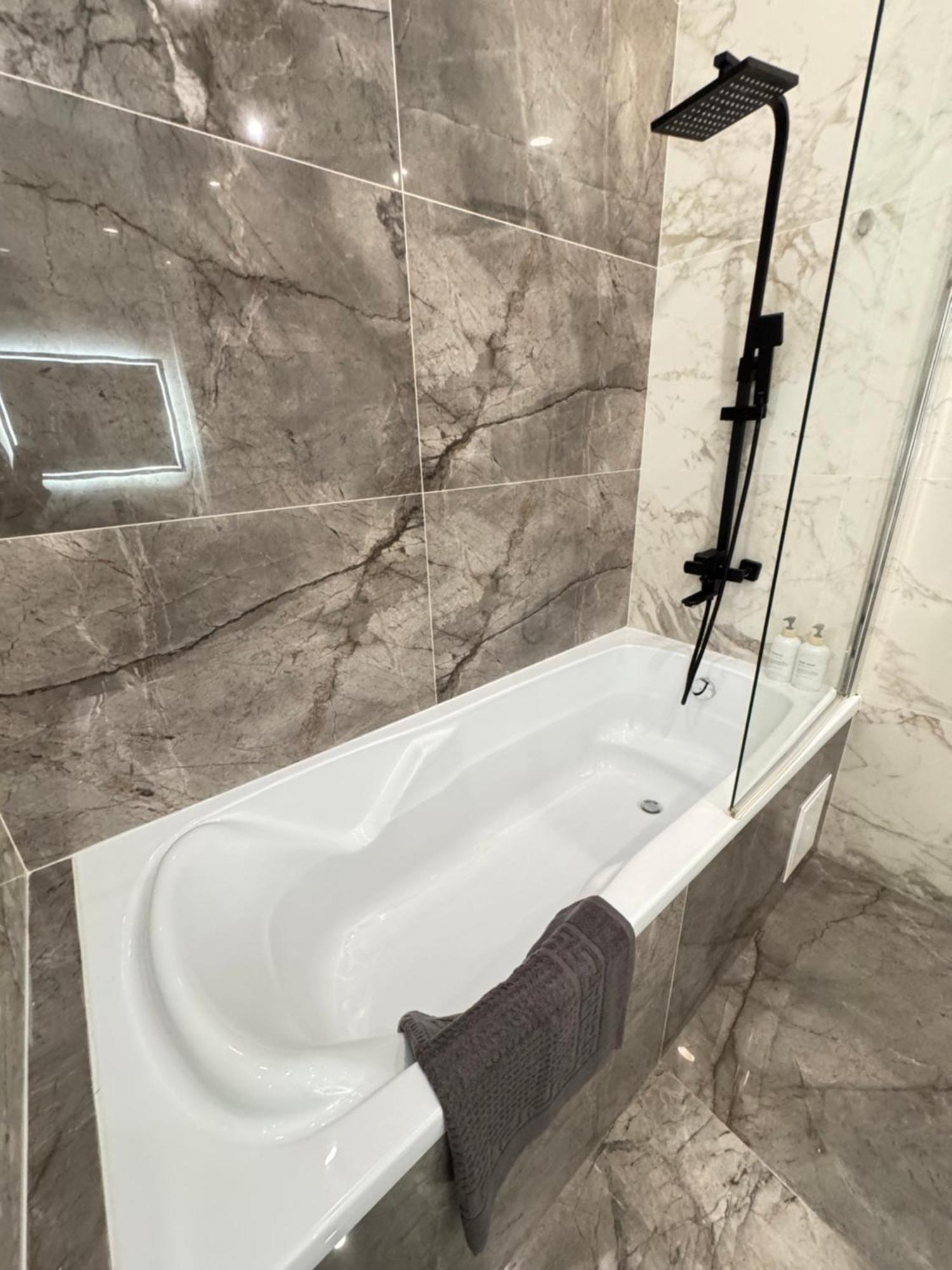 Two Bedroom Apartment In The Center, With Parking, Address Avram Iancu 32 Chisinau Luaran gambar